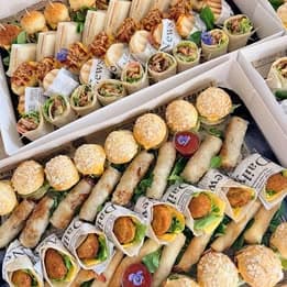 Traiteur événementiel , buffet chaud , cocktail dînatoire , Gâteau personnalisé