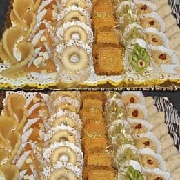 Gâteau. corne de gazelle. Makrout. Briwat aux amandes. Mchowek. Gâteau aux amandes. Plateau de gâtea