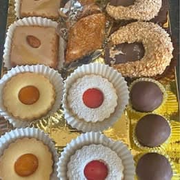 Des plateaux de gâteaux disponibles